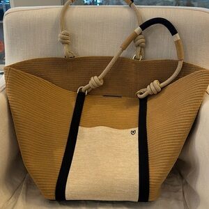 Rothy’s reversible bucket bag -rope handles and phone pocket on front and back